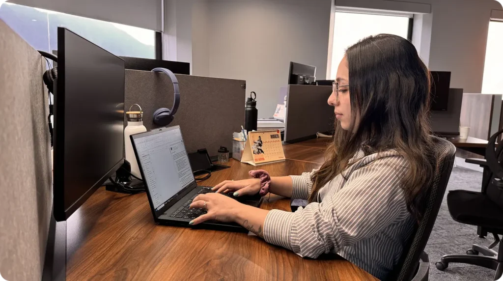 mujer en computador